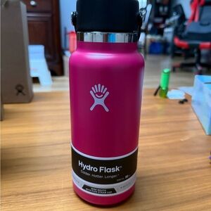 Hydro Flask in Bold Pink